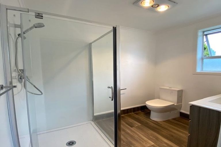 Photo of property in 27 Royal View Road, Te Atatu South, Auckland, 0610