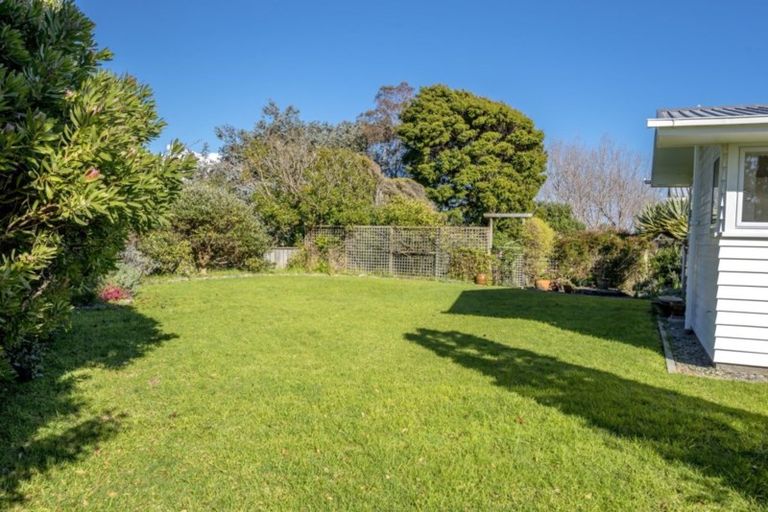 Photo of property in 18 Kawau Grove, Waikanae Beach, Waikanae, 5036