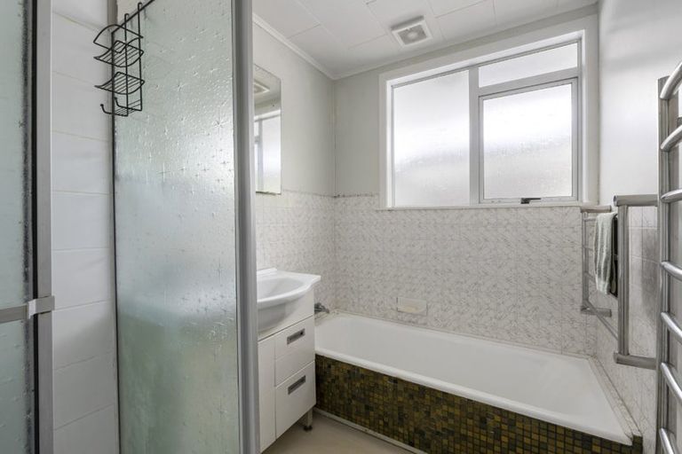 Photo of property in 295 Glenfield Road, Glenfield, Auckland, 0629