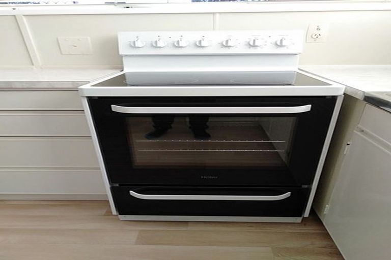 Photo of property in 5 Evelyn Place, Welbourn, New Plymouth, 4310