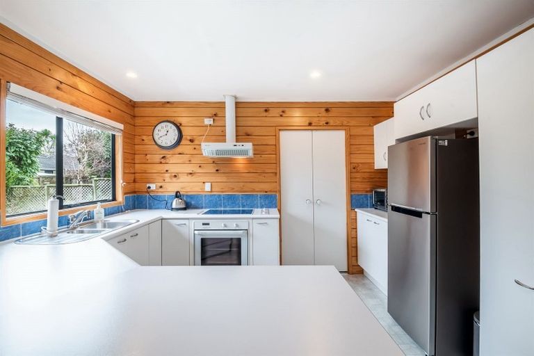 Photo of property in 2/6 Stoneleigh Court, Sunnynook, Auckland, 0632