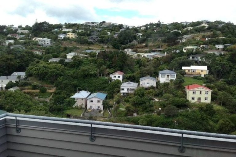 Photo of property in 49 Tiketike Way, Brooklyn, Wellington, 6021