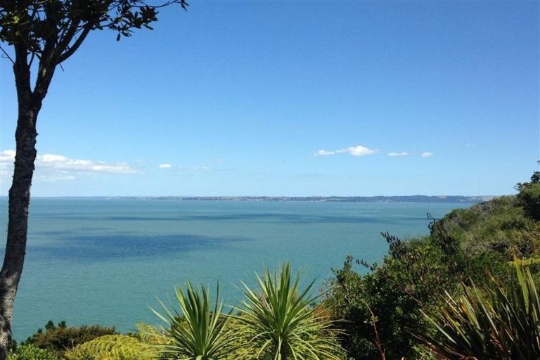Photo of property in 98 Cliff View Drive, Green Bay, Auckland, 0604