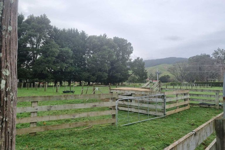 Photo of property in 473 Tararua Road, Levin, 5571