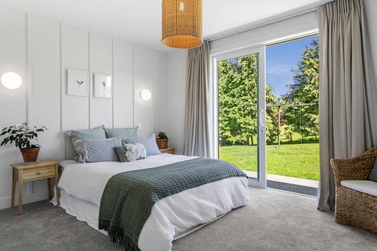 Photo of property in 5 Lens Way, Acacia Bay, Taupo, 3385