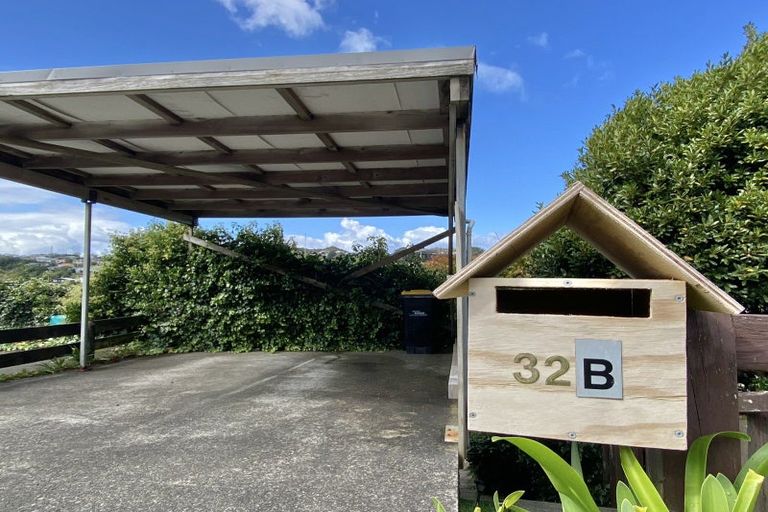 Photo of property in 32b Cheltenham Terrace, Newlands, Wellington, 6037