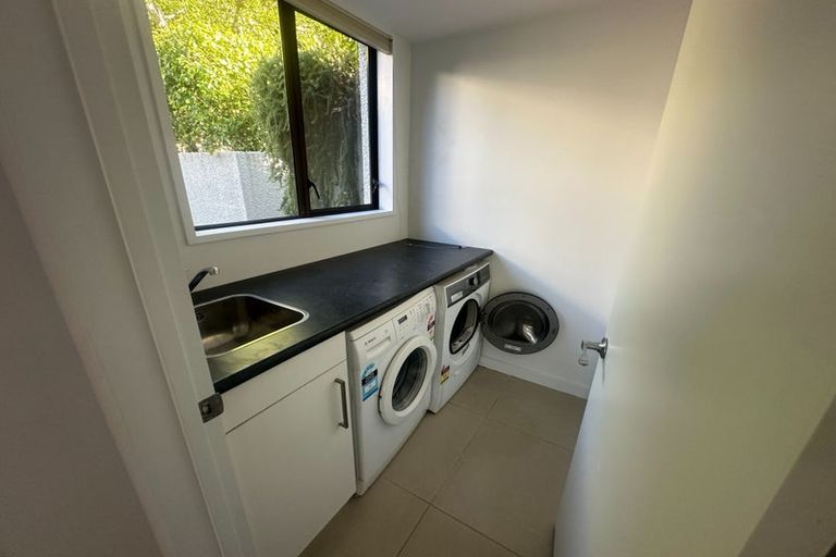 Photo of property in 92 Wynyard Crescent, Fernhill, Queenstown, 9300