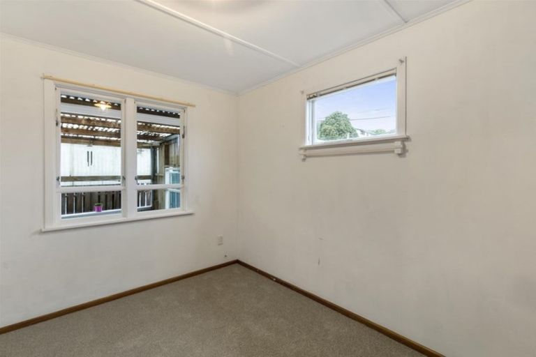 Photo of property in 2 Cara Crescent, Paparangi, Wellington, 6037