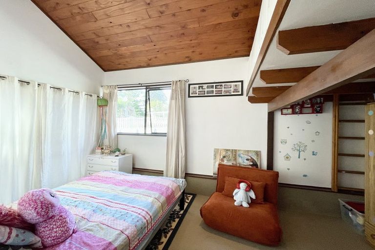 Photo of property in 32 Cron Avenue, Te Atatu South, Auckland, 0610