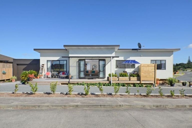 Photo of property in 12 Ocean View Rise, Ruakaka, 0116