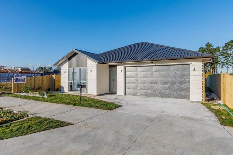 Photo of property in 8 Moemoea Avenue, Kumeu, 0810