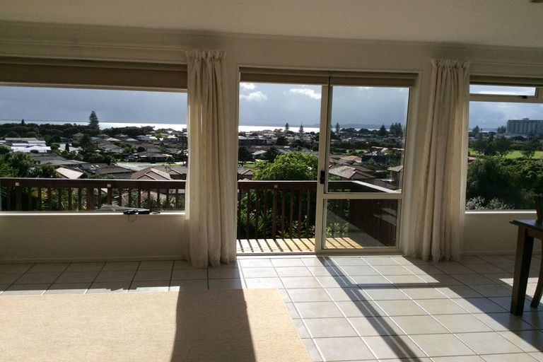 Photo of property in 18 Orewa Heights Crescent, Orewa, 0931