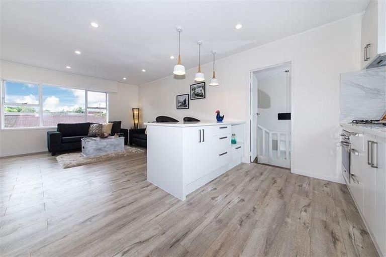 Photo of property in 2/4210a Great North Road, Glendene, Auckland, 0602