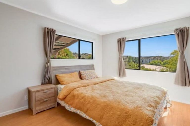 Photo of property in 14 Mallard Place, Unsworth Heights, Auckland, 0632