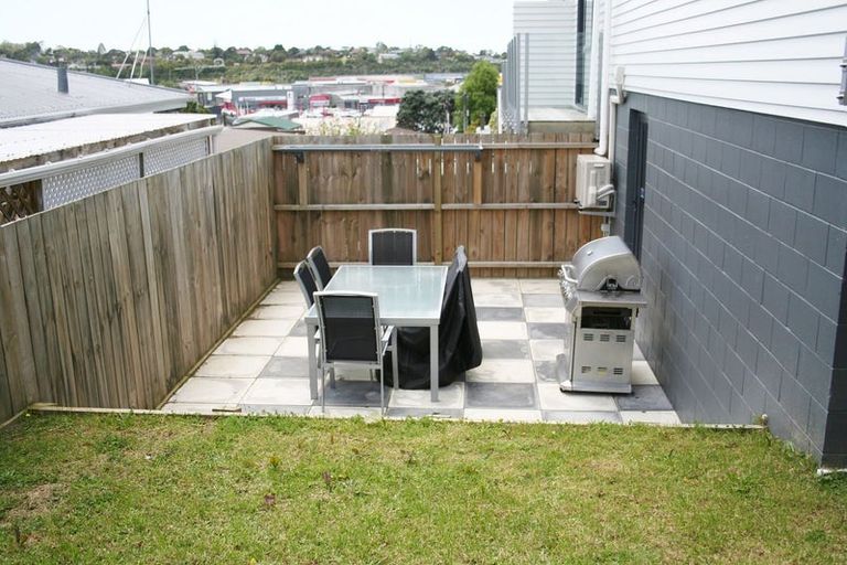 Photo of property in 16b Woodall Place, Totara Vale, Auckland, 0627