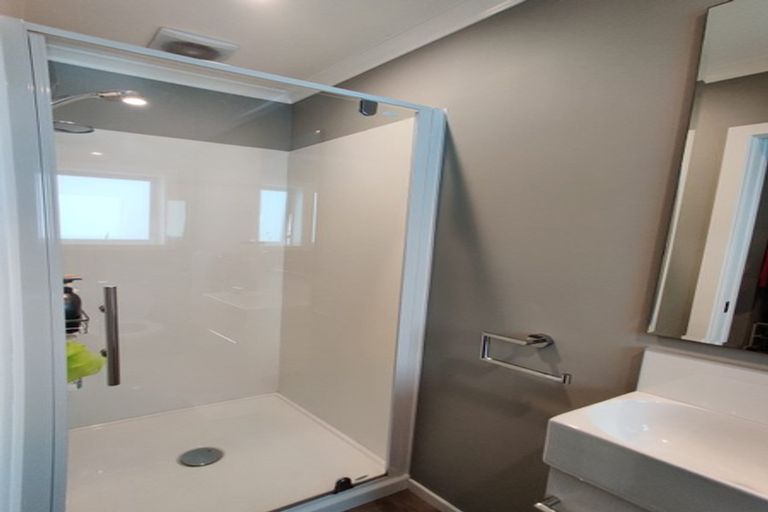 Photo of property in 2/20 Glanmire Road, Newlands, Wellington, 6037