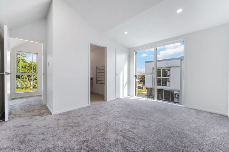 Photo of property in 1/9 Aeroview Drive, Beach Haven, Auckland, 0626