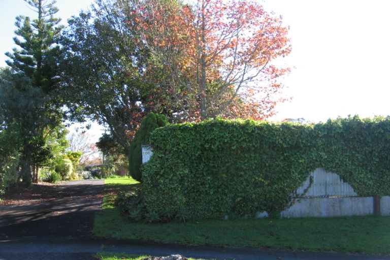 Photo of property in 100 Roberts Road, Te Atatu South, Auckland, 0610