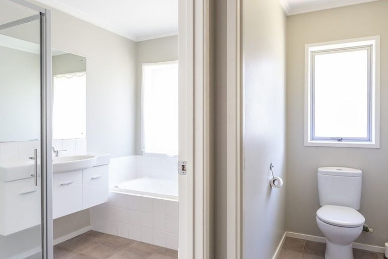 Photo of property in 11a Barron Drive, Green Bay, Auckland, 0604