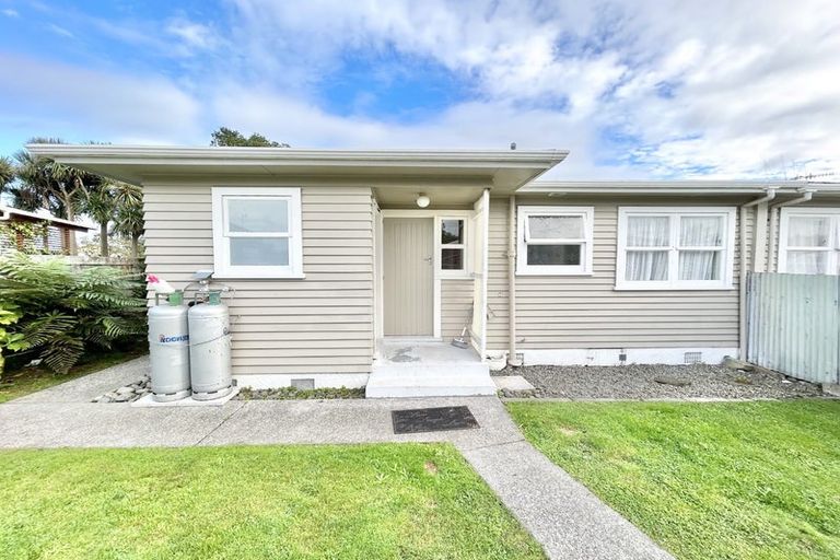 Photo of property in 32 Queenwood Road, Levin, 5510