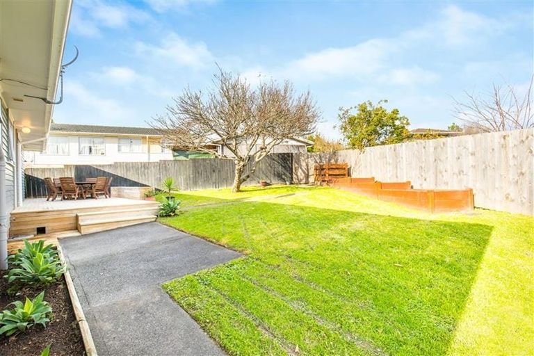 Photo of property in 17 Fairdale Place, Birkdale, Auckland, 0626