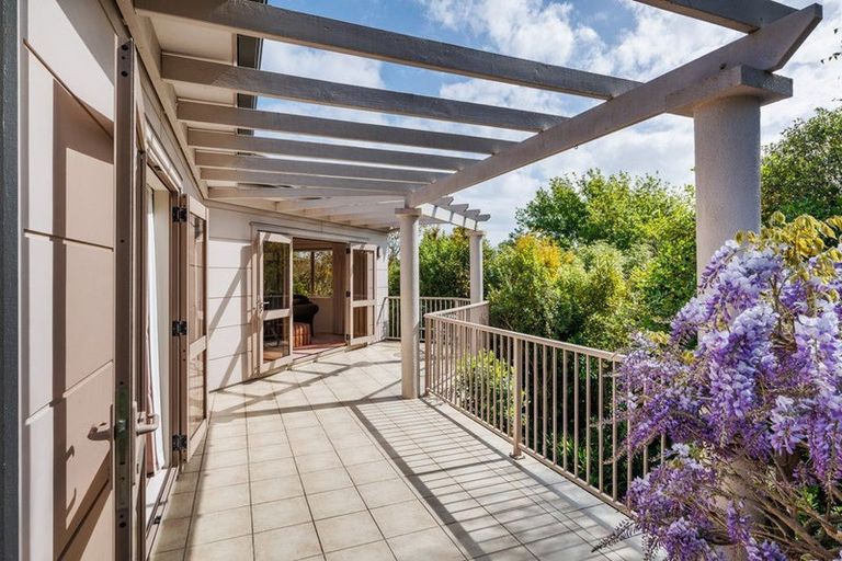 Photo of property in 2 Kea Place, Fitzherbert, Palmerston North, 4410