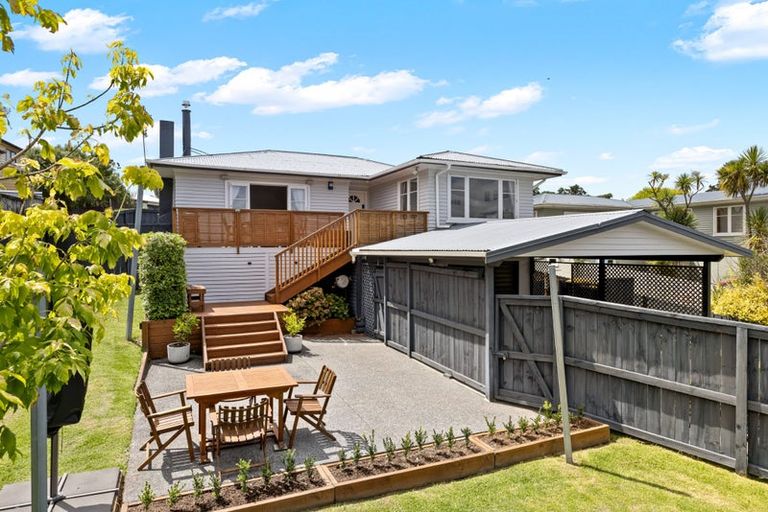 Photo of property in 15 Gill Avenue, Te Atatu Peninsula, Auckland, 0610