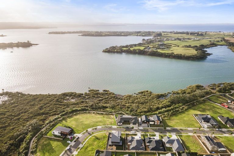 Photo of property in 32 Tahuna Minhinnick Drive, Glenbrook, Waiuku, 2681