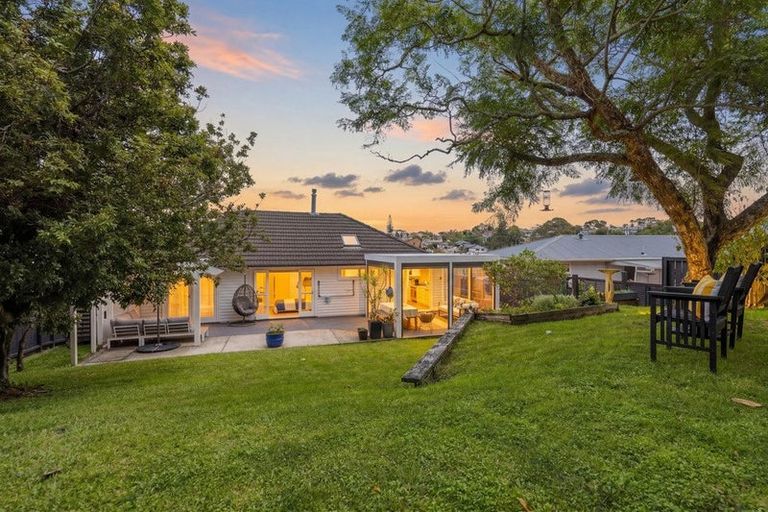 Photo of property in 70 Selwyn Crescent, Forrest Hill, Auckland, 0620