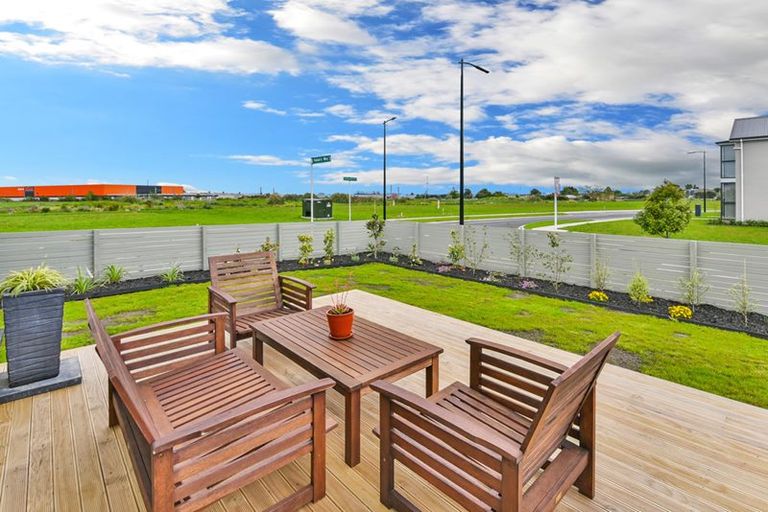Photo of property in 16 Soaring Bird Drive, Takanini, 2112