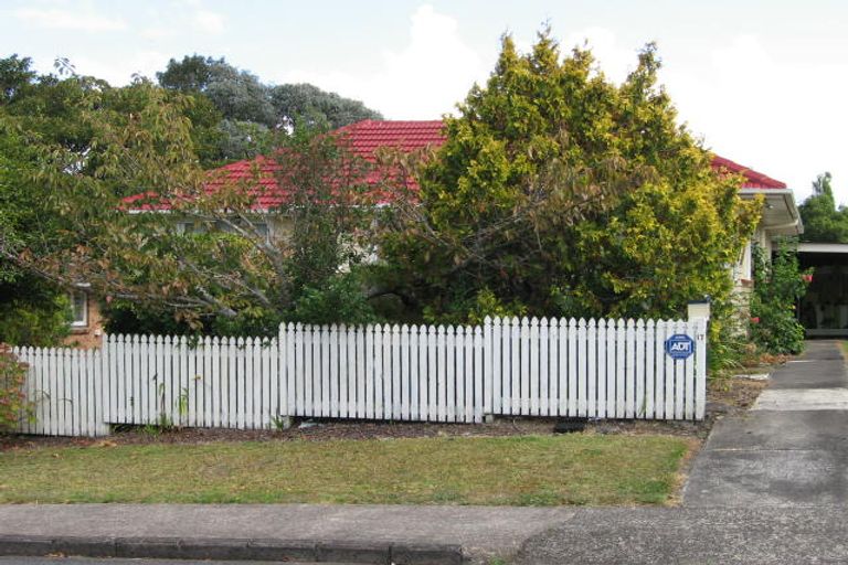 Photo of property in 17 Taupo Street, Green Bay, Auckland, 0604