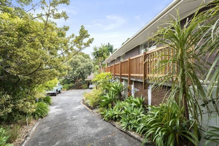 Photo of property in 31 Calman Place, Chatswood, Auckland, 0626
