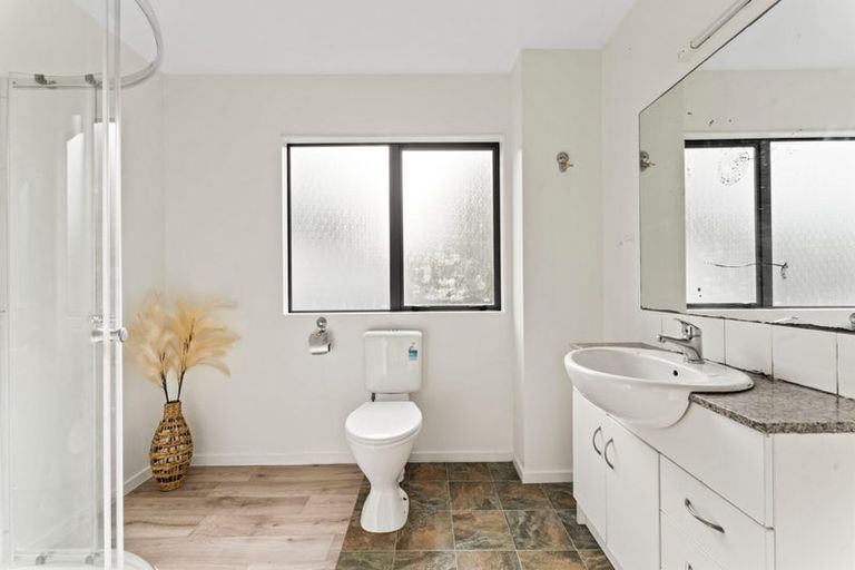 Photo of property in 1 Sun Place, Henderson, Auckland, 0612