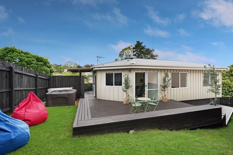 Photo of property in 2 Hanui Place, Massey, Auckland, 0614