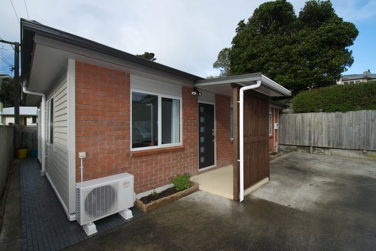 Photo of property in 15a Lyndfield Lane, Newlands, Wellington, 6037