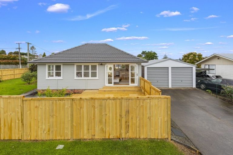Photo of property in 1/3 Daphne Street, Kelston, Auckland, 0602