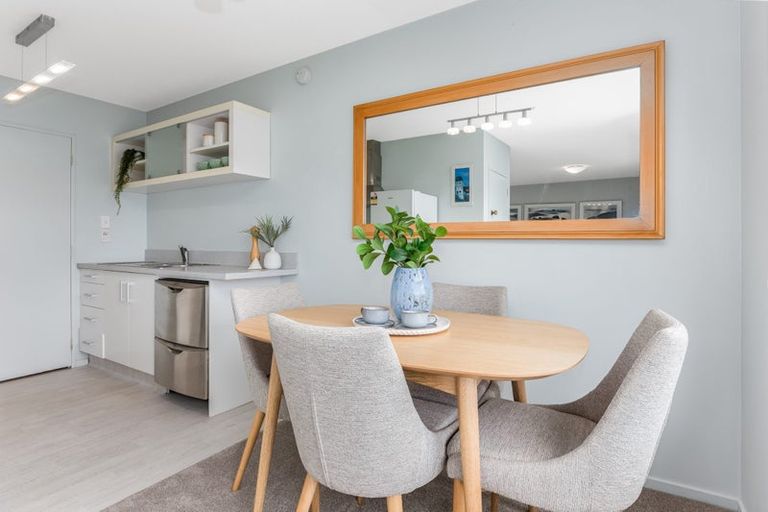 Photo of property in 2/418 Queens Drive, Lyall Bay, Wellington, 6022