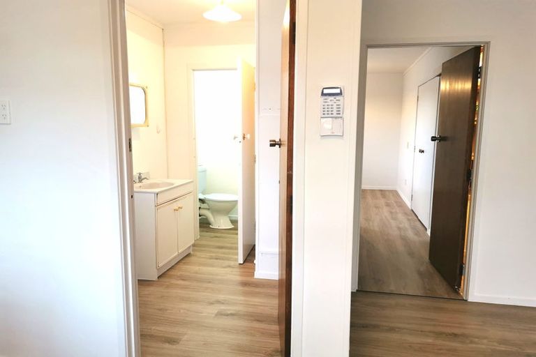 Photo of property in 21 Rosewarne Crescent, Glendene, Auckland, 0602