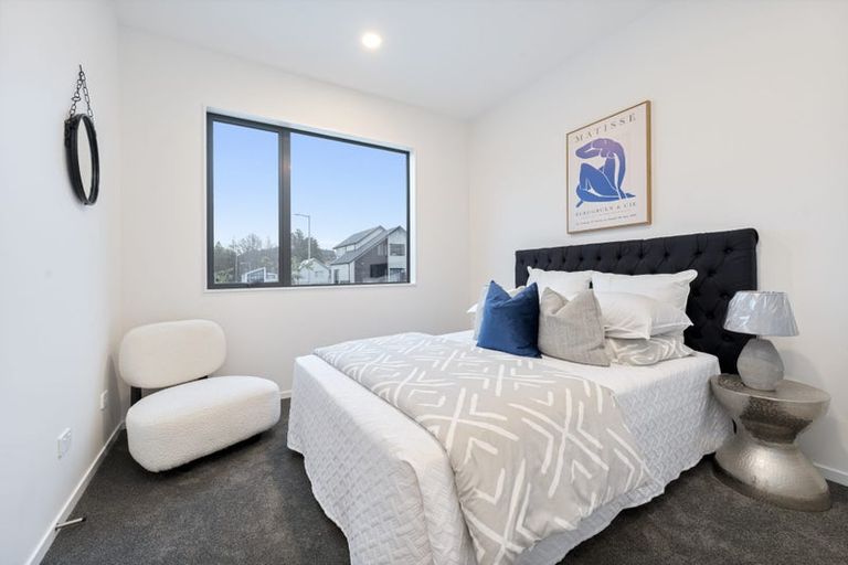 Photo of property in 42 Paparahi Place, Wainui, 0992