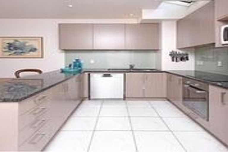 Photo of property in Henry Walton Flats, 4/2 Upper Queen Street, Auckland Central, Auckland, 1010