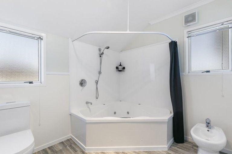 Photo of property in 8 Bennett Grove, Newlands, Wellington, 6037