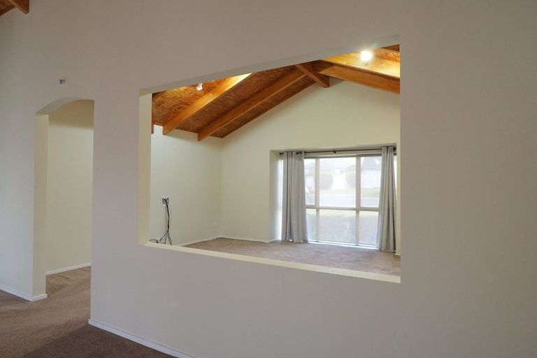 Photo of property in 9 Graven Court, Henderson, Auckland, 0612