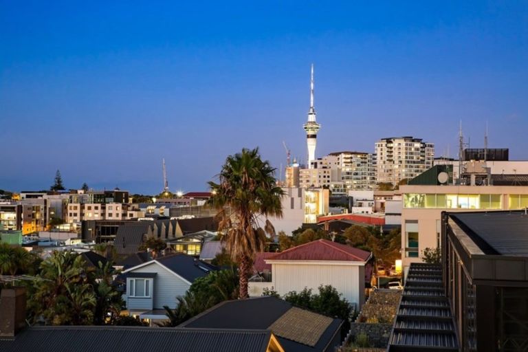 Photo of property in 2c Turakina Street, Merrilands, New Plymouth, 4312