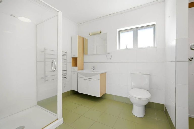 Photo of property in 938 East Coast Road, Northcross, Auckland, 0630