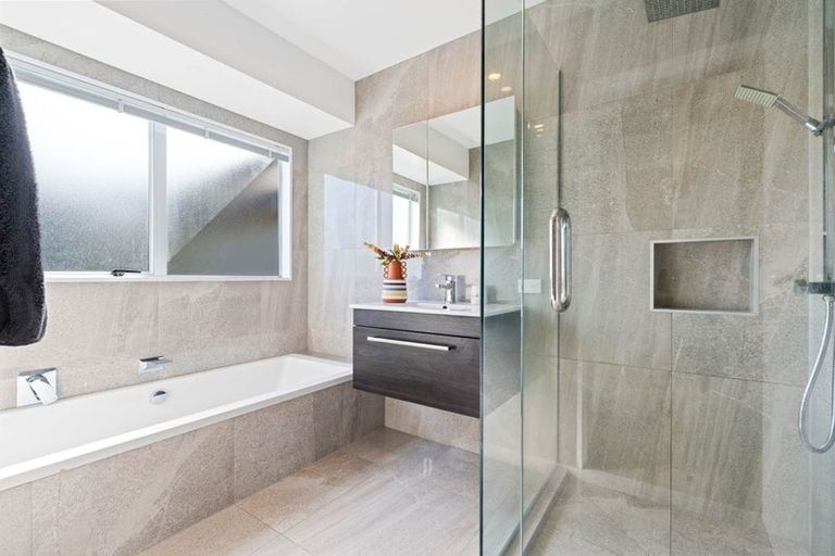 Photo of property in 2/21 Lochend Place, Highland Park, Auckland, 2010