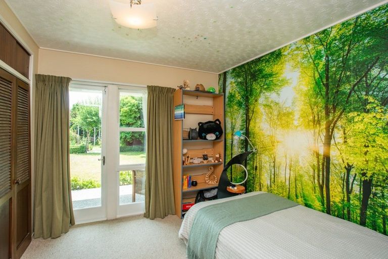 Photo of property in 20 Deakin Place, Clive, 4102