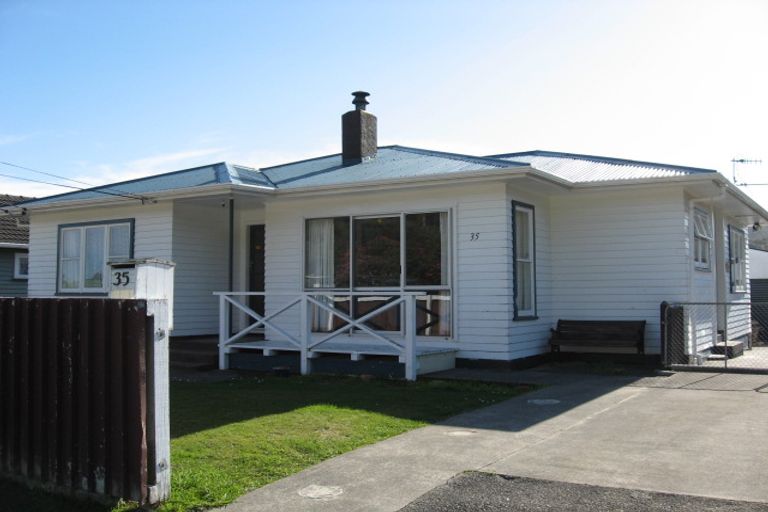 Photo of property in 35 Ruthven Road, Wainuiomata, Lower Hutt, 5014