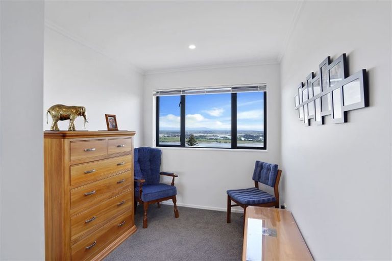 Photo of property in 11 Hilltop Lane, Mount Pleasant, Christchurch, 8081