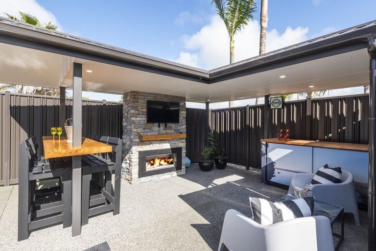 Photo of property in 2 Canonbie Place, East Tamaki Heights, Auckland, 2016