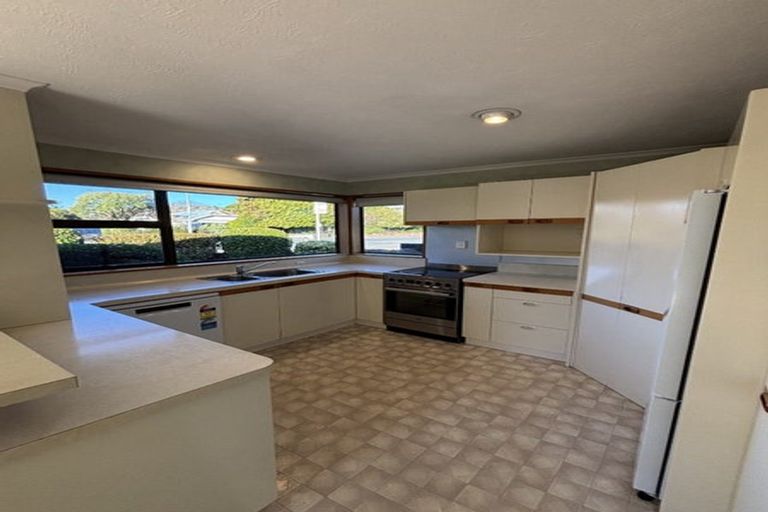 Photo of property in 2/2a Thorrington Road, Cashmere, Christchurch, 8022